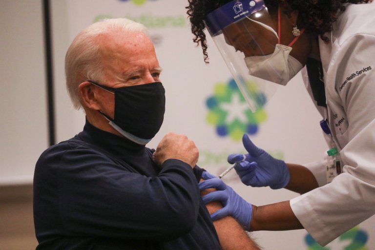Presidente electo de Estados Unidos se vacunó contra el Covid-19 y pidió no bajar la guardia con la pandemia