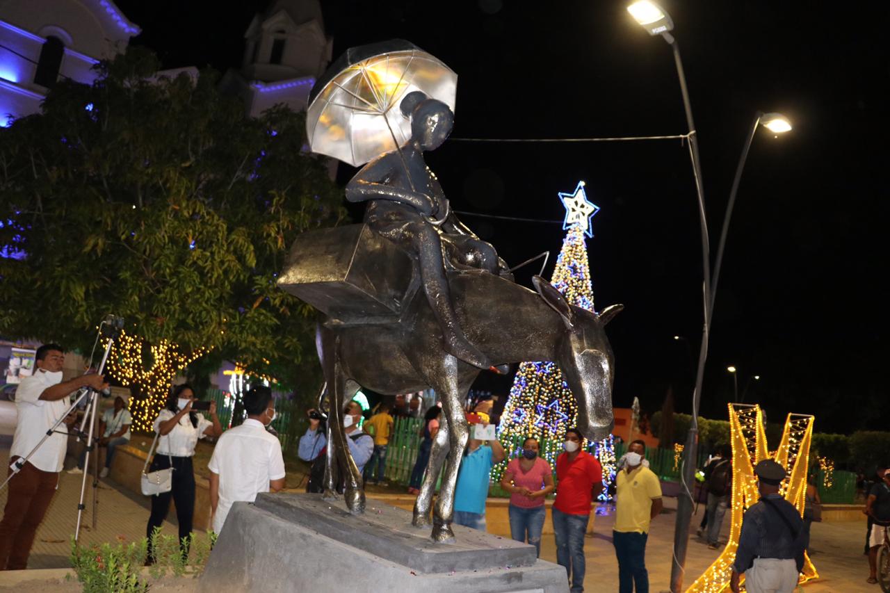 Alcaldía de Cereté develó escultura que homenajea a las vendedoras de bollo dulce del municipio
