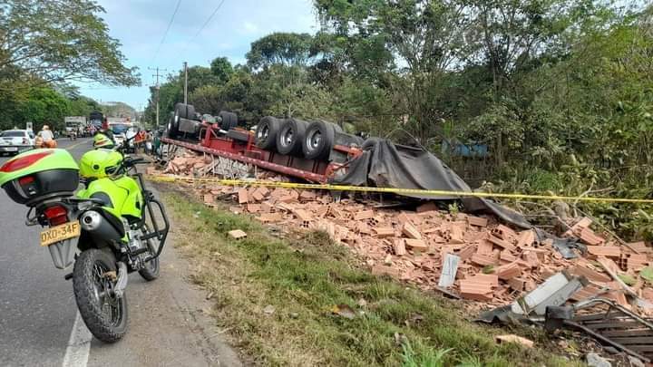 Trágico lunes: conductor de una tractomula murió tras volcarse en la vía Chinú – Sahagún