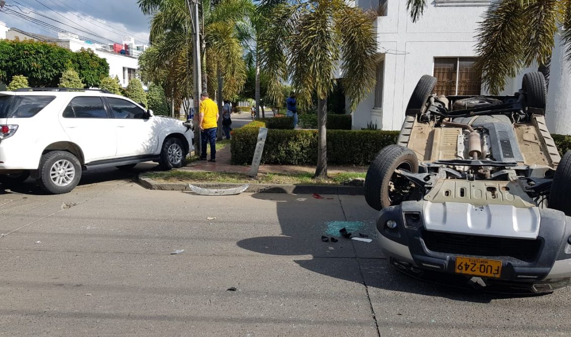 Dos camionetas impactaron violentamente en el barrio La Castellana de Montería