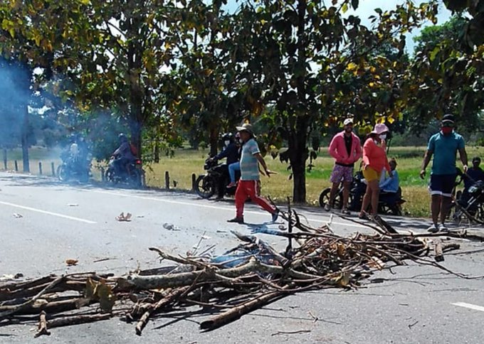 Comunidad bloquea vía Montería- Planeta Rica porque llevan más de 15 días sin servicio de agua