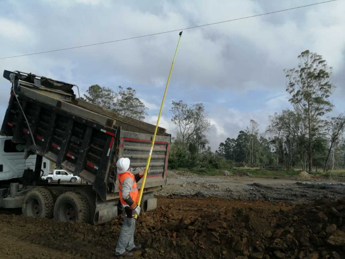 Conductor de una volqueta murió tras recibir una descarga eléctrica