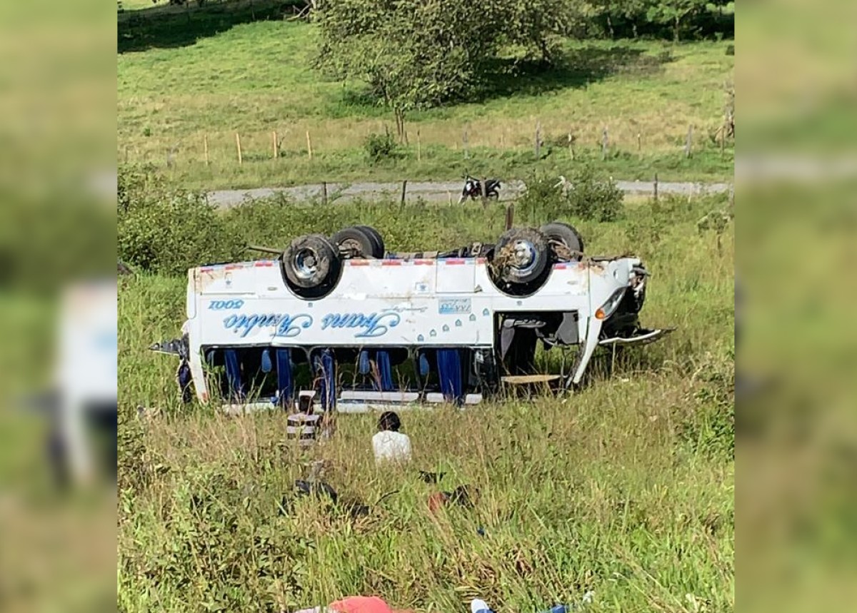 Cuatro muertos dejó volcamiento de un bus