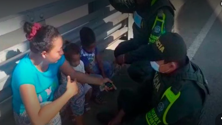 Policías evitaron que mujer se lanzara de un puente con sus dos hijos