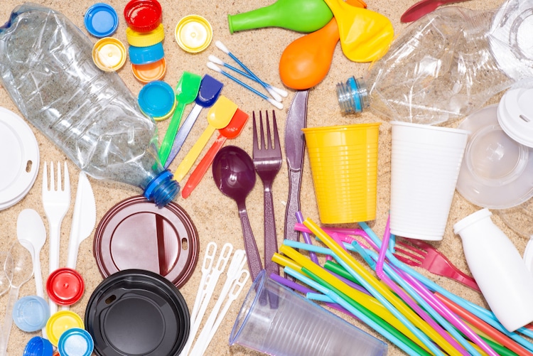 Adiós a los pitillos y copitos, proyecto de ley busca prohibir plásticos de un solo uso