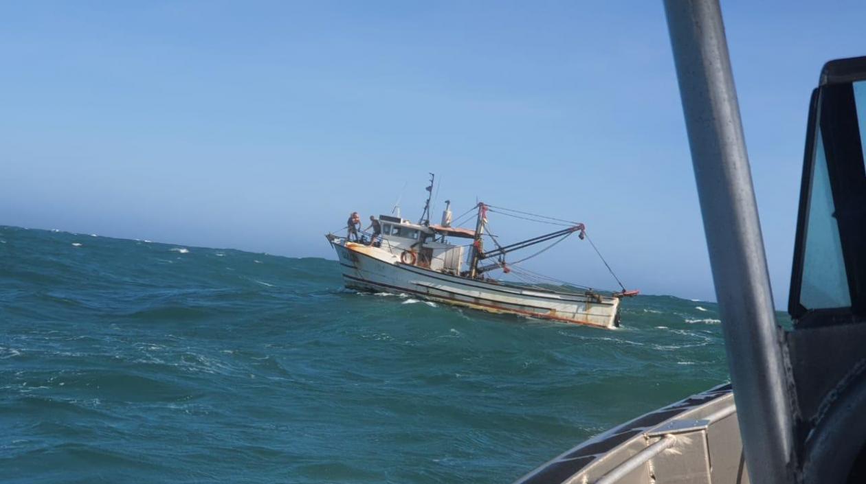 Fueron rescatados cinco tripulantes de embarcación que estaba a la deriva