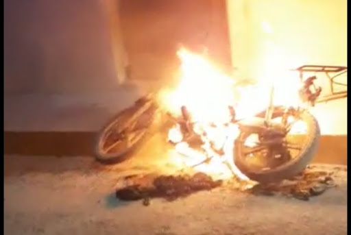 Insólito: pasó en el sur de Montería, le quemó la moto a su exmujer en un ataque de celos