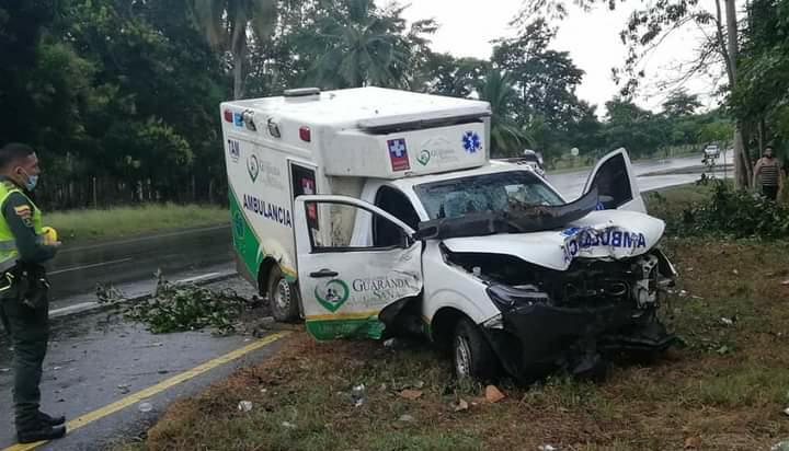 Ambulancia se accidentó en Sahagún, dos adultos y dos bebés recién nacidos resultaron heridos