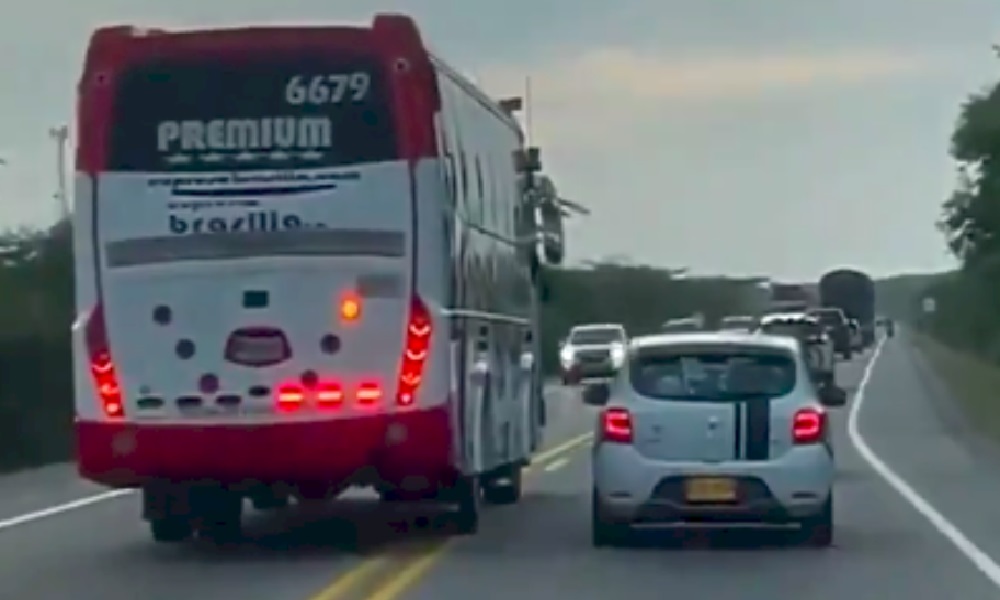 ¿Se cree de caucho? Imprudente conductor de bus de Brasilia casi ocasiona una tragedia