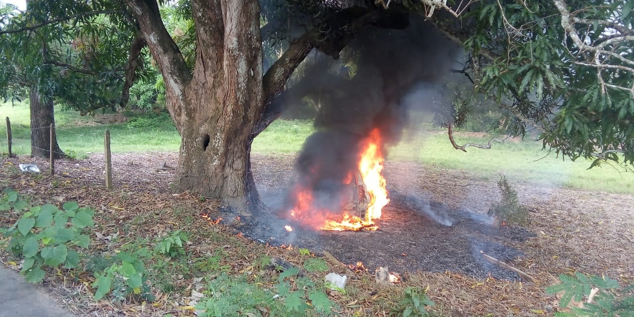 En Ayapel a vehículo se le estalló una llanta, chocó con un árbol y se incendió