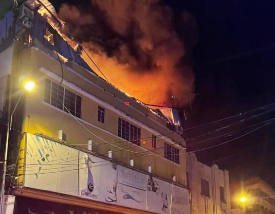 Fuerte incendio devoró una bodega comercial