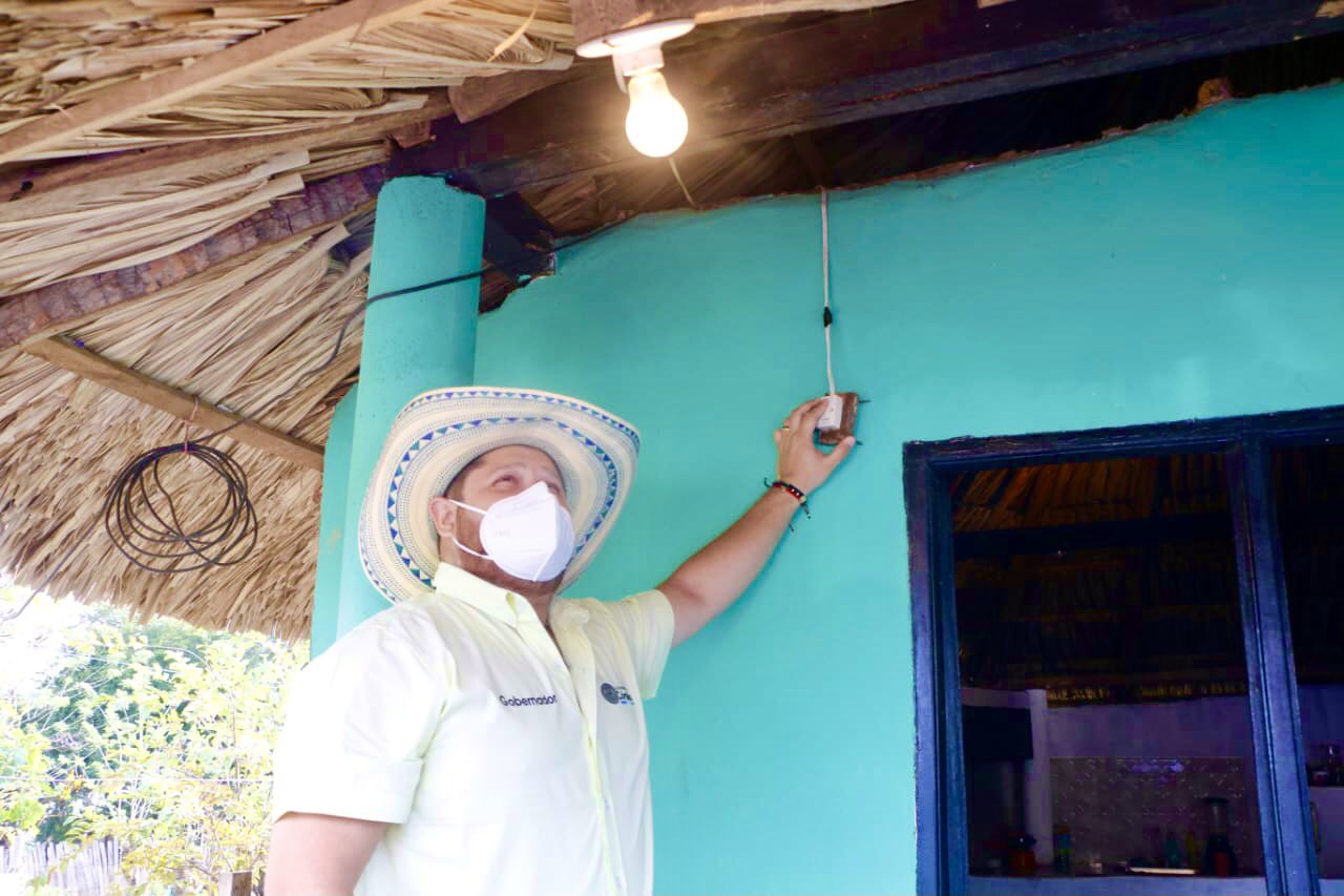 La luz llegó a zona rural de Planeta Rica, Gobernador puso en marcha proyecto de electrificación