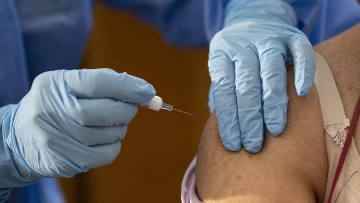 Pfizer dice que es probable que se necesite una tercera dosis de la vacuna