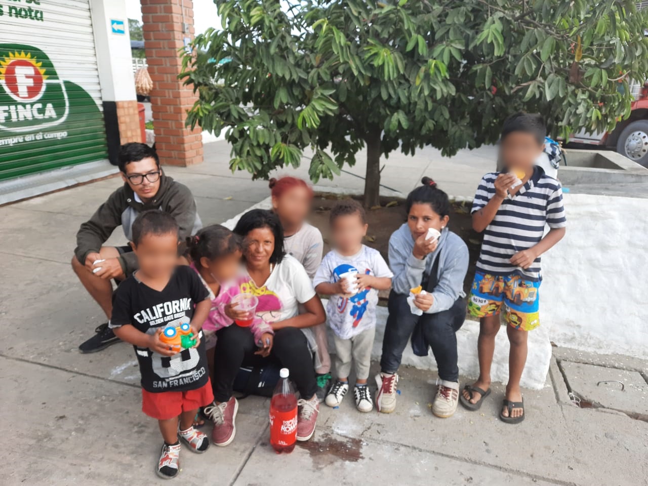 Servicio social: familia venezolana necesita llegar a Medellín, llevan mes y medio caminando
