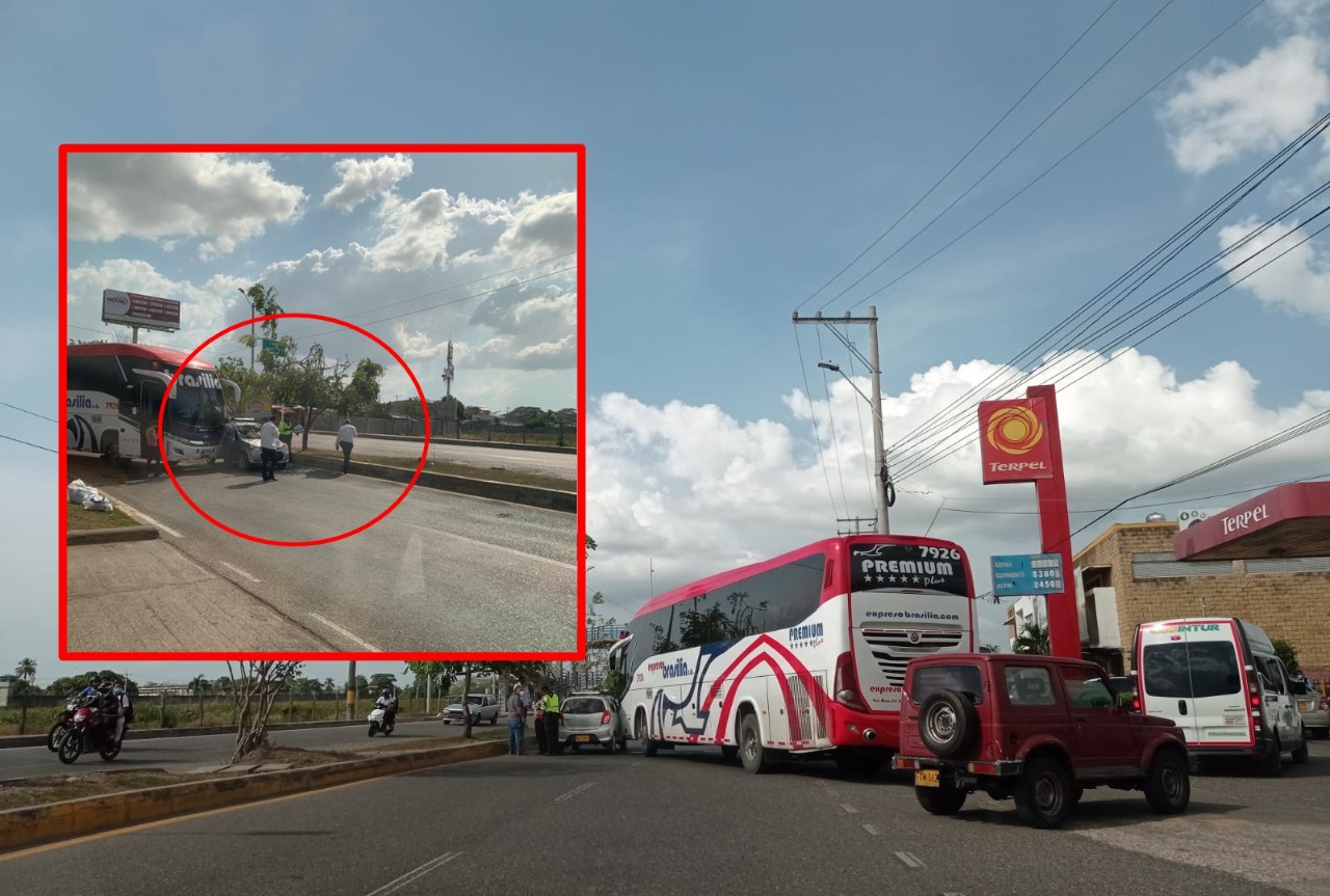 Bus de Brasilia chocó contra un automóvil en Montería