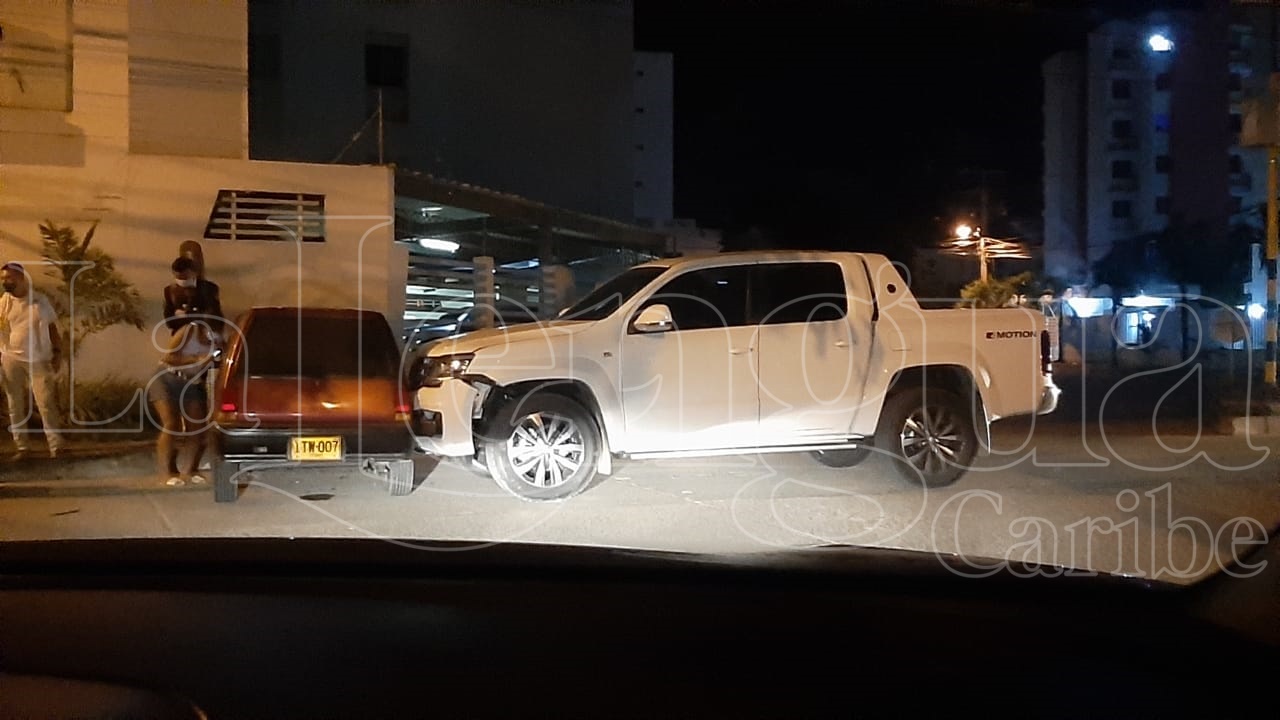 Camioneta chocó contra un automóvil en Monteverde