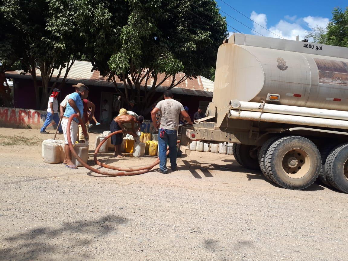 Alcaldía de San Pelayo sigue suministrando agua potable a las zonas afectadas por la temporada de sequía