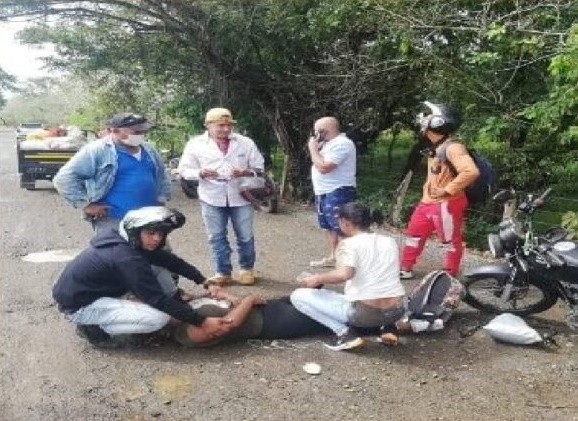 Madre e hija sufrieron accidente de tránsito en la vía La Apartada – Montelíbano