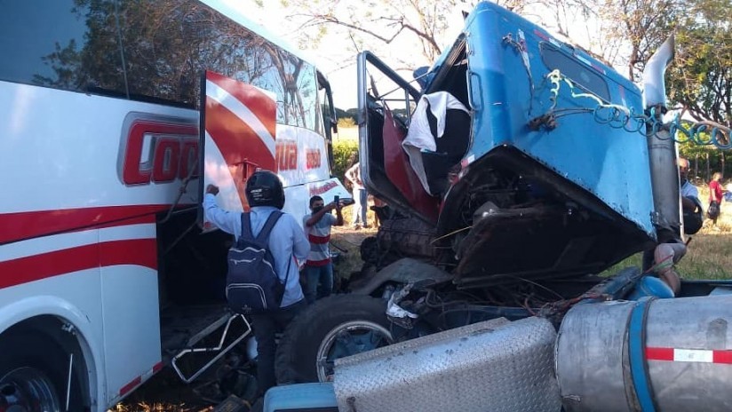 Brutal choque entre tractomula y un bus dejó tres muertos y 12 heridos