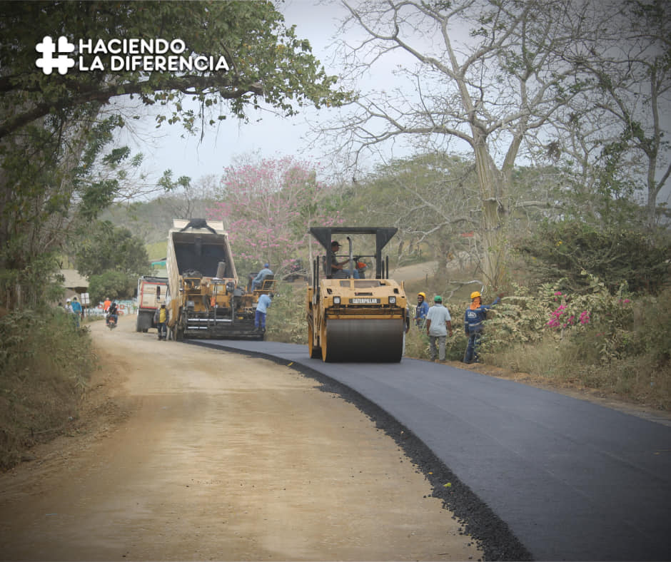 Haciendo la diferencia, Alcaldía de Puerto Escondido adelanta acciones en la pavimentación de la vía Tramo II