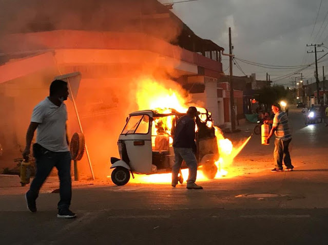 Insólito, motocarro se incendió en plena vía pública de Planeta Rica