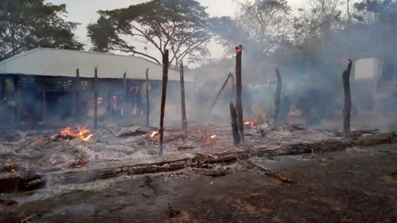 Familia quedó sin nada tras incendio que arrasó con su vivienda en Puerto Escondido