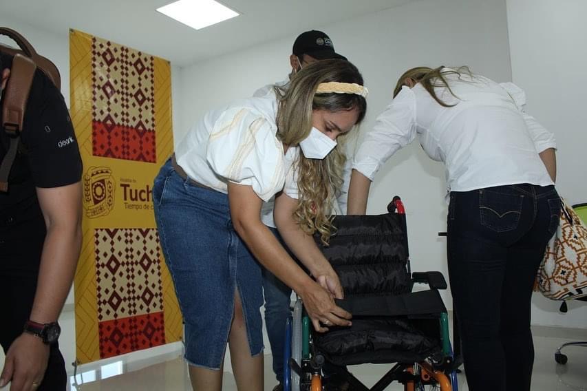 En Tuchín, gestora social de Córdoba entregó sillas de ruedas y kits de ayuda para familia indígena
