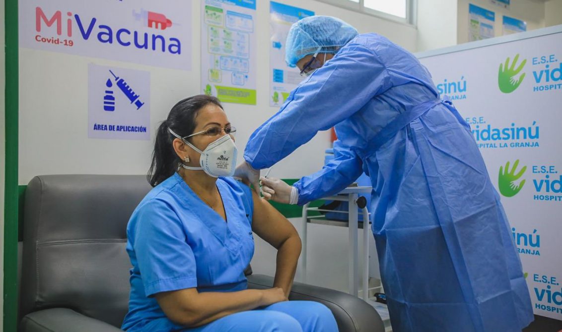 Clara Inés Patiño, primera médica vacunada en Montería recibió segunda dosis de vacuna Pfizer