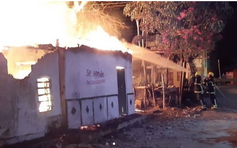 Voraz incendio consumió una casa de palma en Sahagún