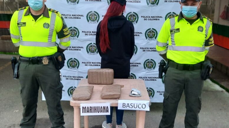 Capturan a ‘pelirroja’ que viajaba cargada de marihuana y bazuco en la vía Planeta Rica – Montería