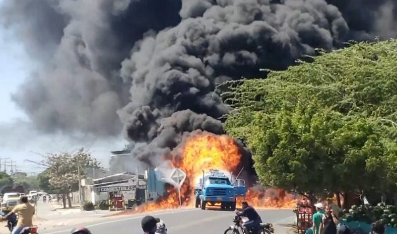 En video, gran incendio en estación de gasolina que era abastecida por camión cisterna