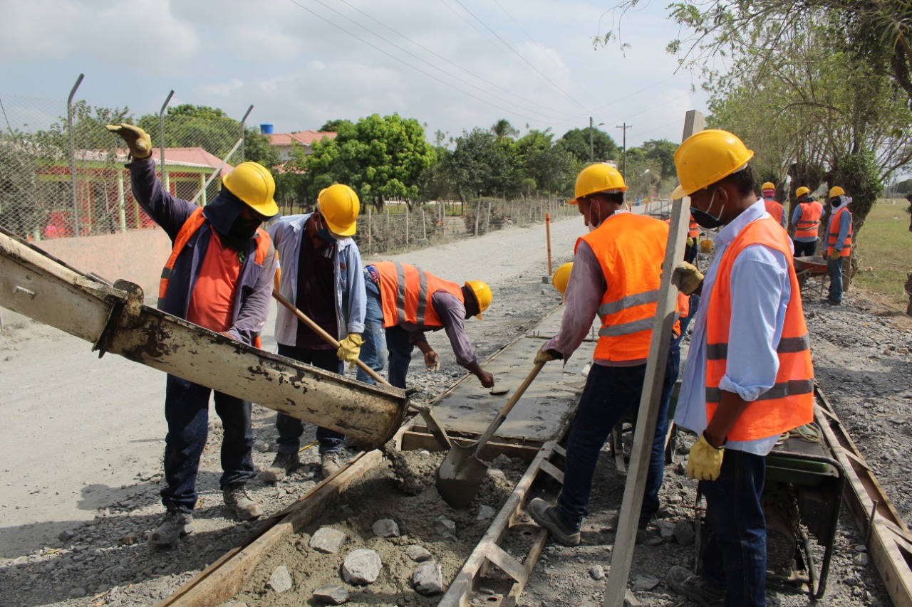 En un 60% avanza pavimentación vía a El Sabanal