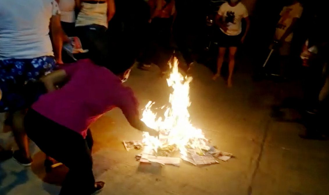Por altas tarifas, en la Margen Izquierda protestaron quemando los recibos de servicios públicos