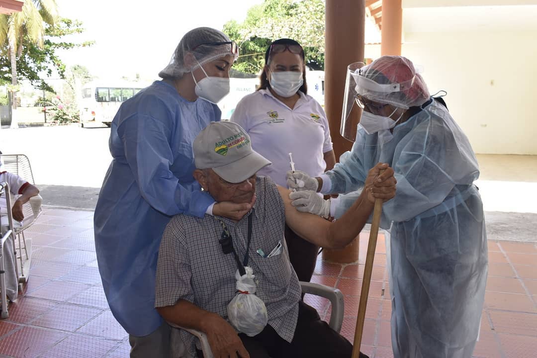 En Cereté, iniciaron plan de vacunación contra el Covid-19 en adultos mayores de 80 años