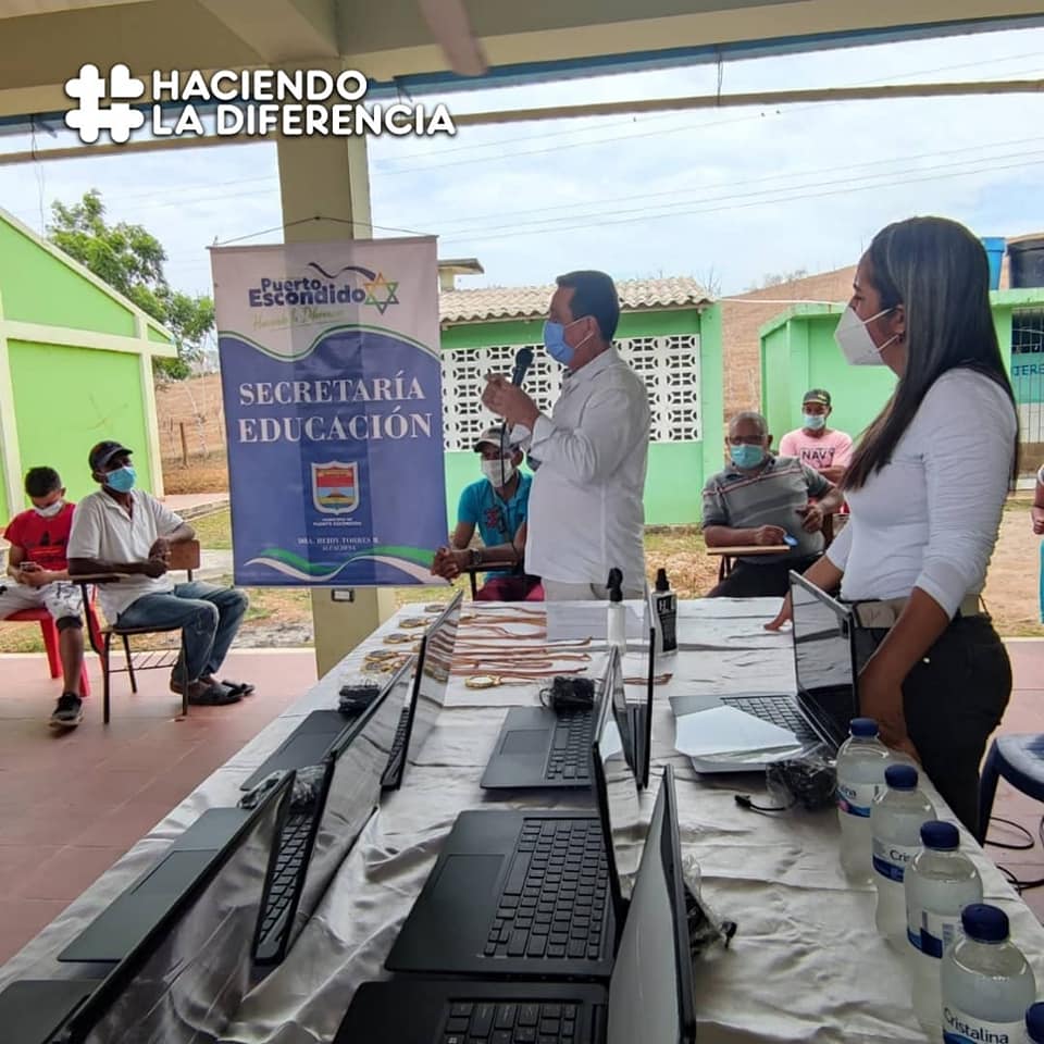 Alcaldía de Puerto Escondido dotó de computadores a I.E Contento Arriba