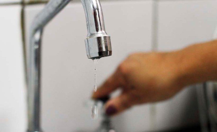 Varios sectores en Montería reportan bajas presiones de agua