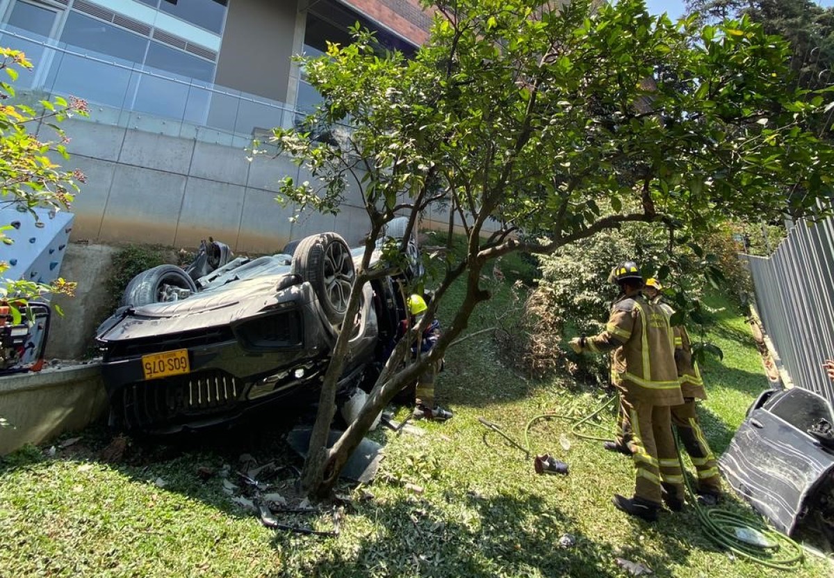 Encuentran armas de fuego y millonaria suma de dinero en BMW blindado que cayó de un quinto piso