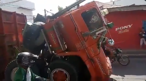 Volqueta quedó como un ‘Transformers’ en El Centro de Montería, se partió en dos