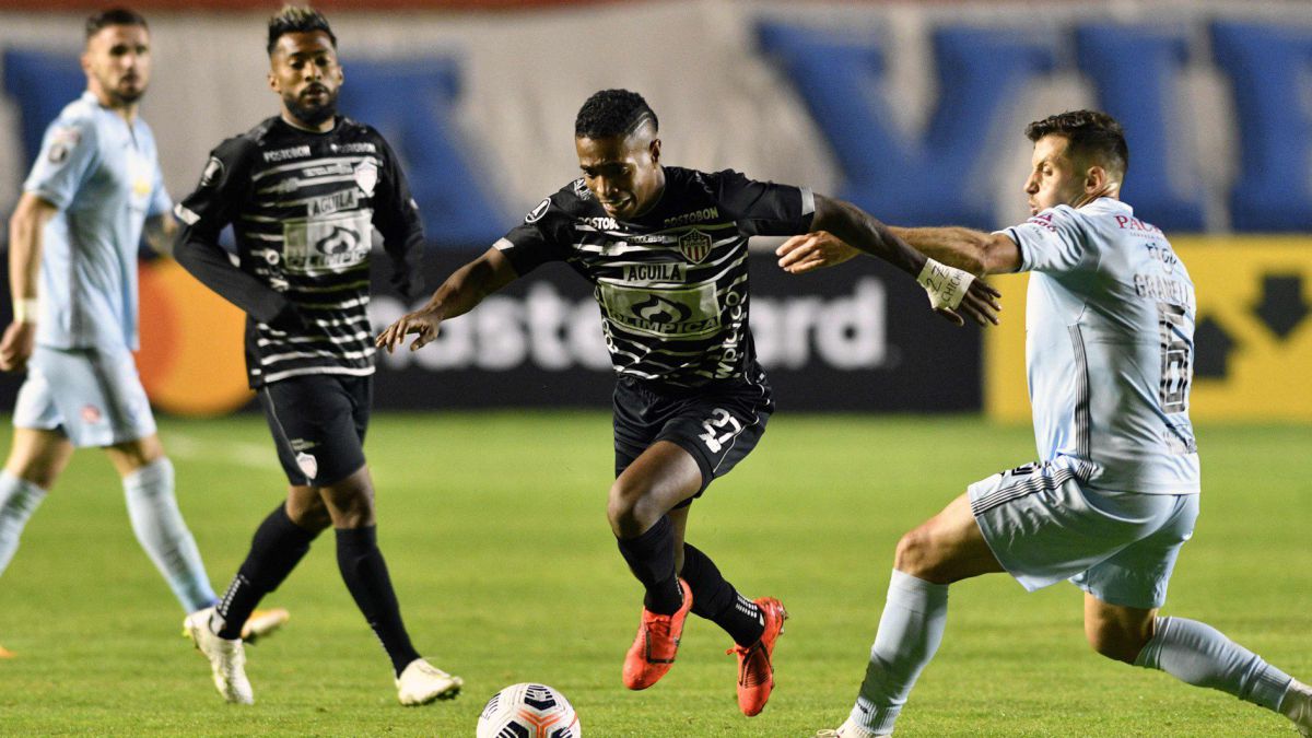 Junior se aferra al gol de visitante tras caer 2-1 ante Bolívar