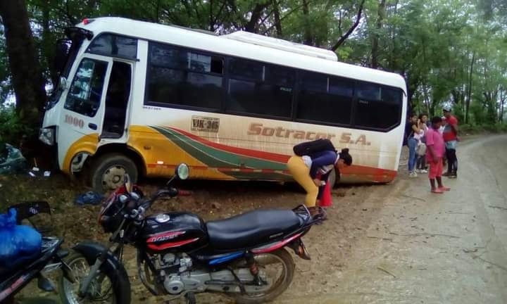 Bus chocó contra un árbol en Puerto Libertador, aseguran que iba con exceso de velocidad