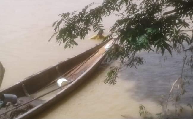 Lancha casi ocasiona una tragedia en el río Sinú, hizo hundir una canoa cargada de arena