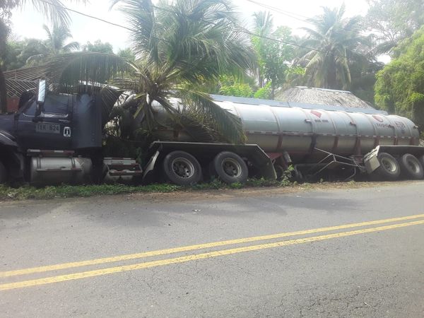 Pánico en la vía Montería – Arboletes, camión cisterna por poco cae encima de unas casas
