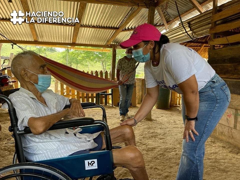 Adultos mayores recibieron donación de sillas de ruedas por parte de la gestora Social de Puerto Escondido
