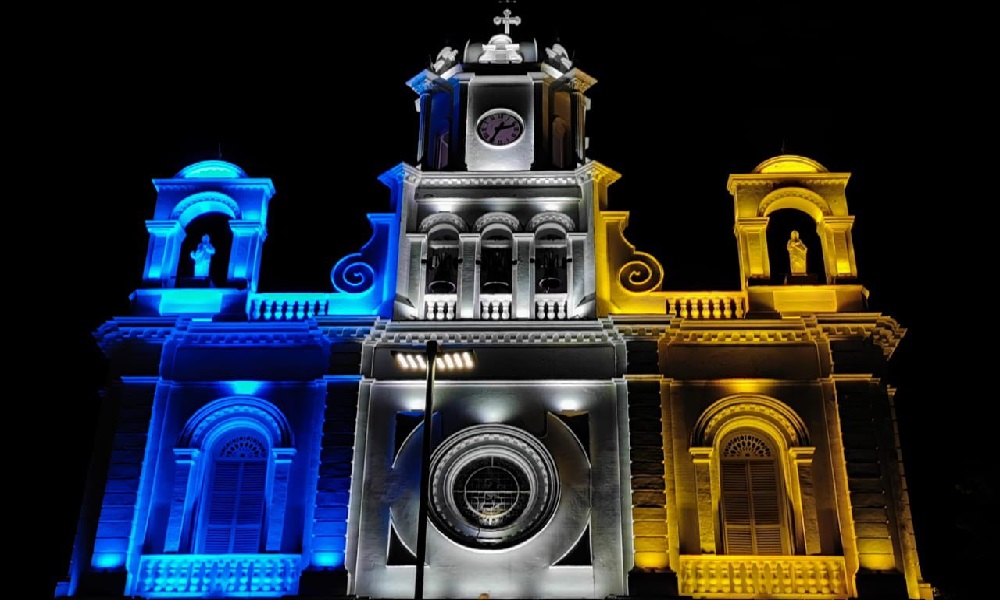 Iluminaron el Puente II Centenario y la Catedral San Jerónimo como homenaje a las víctimas del conflicto armado