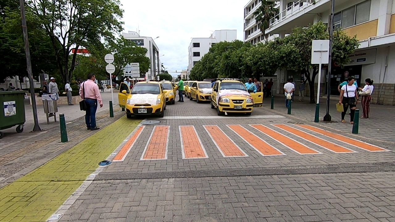 En Montería, gremio de taxistas protestó exigiendo garantías frente al transporte ilegal