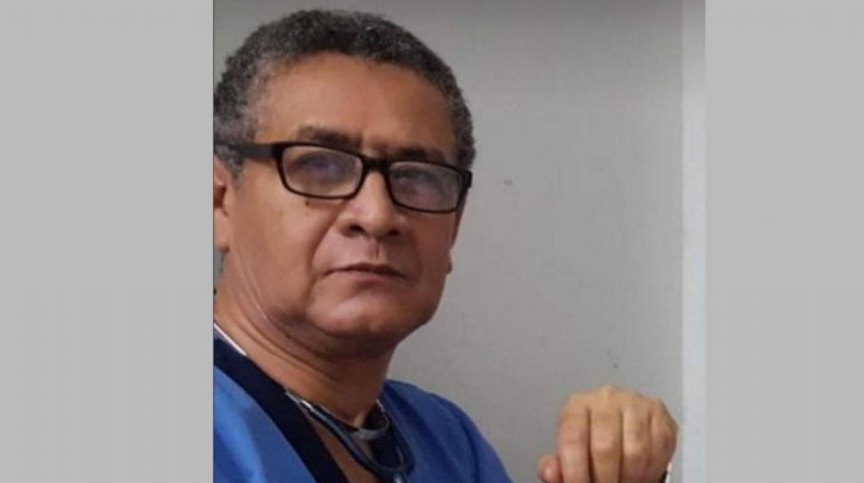 Médico de urgencias de Salud Total, Aníbal Díaz González falleció por Covid-19