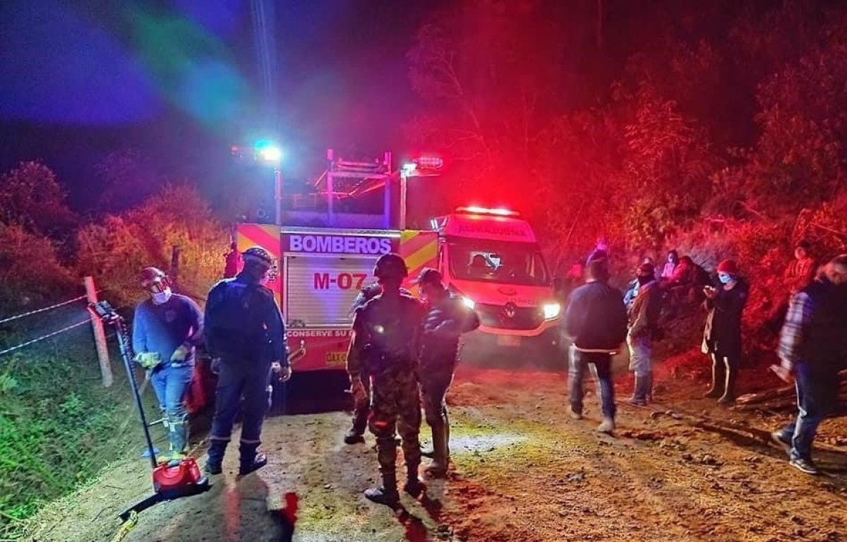 Vehículo rodó por un abismo en Antioquia, dos personas murieron y una resultó herida