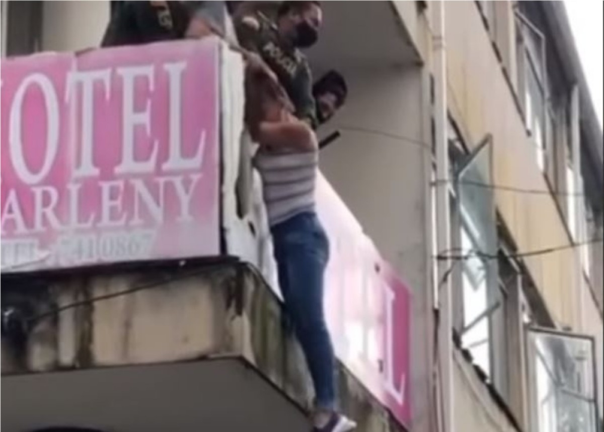 En video, se quería tirar de un balcón y la rescataron cogiéndola por el pelo