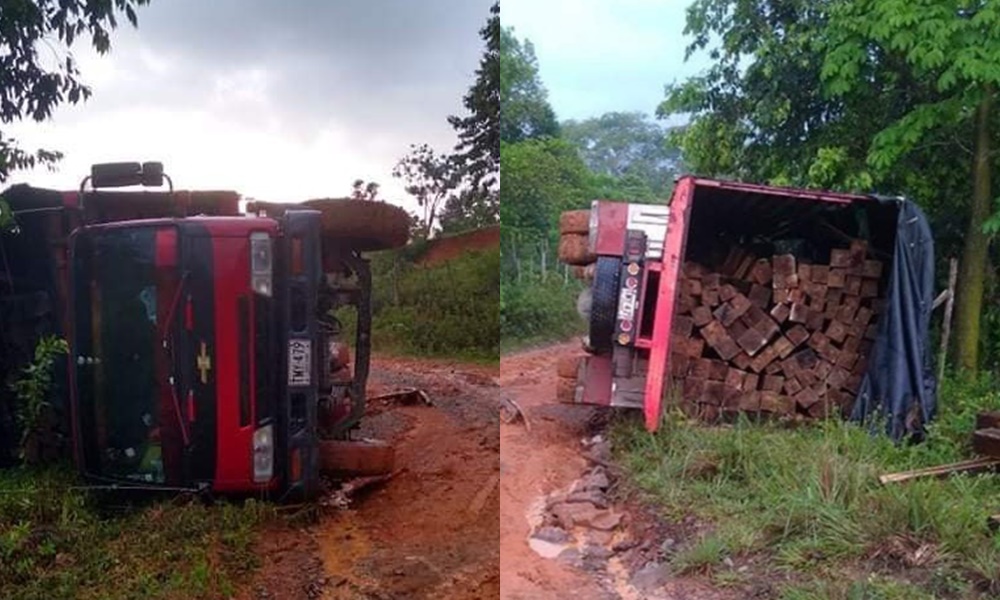 Camión cargado de madera se volcó en zona rural de Tierralta
