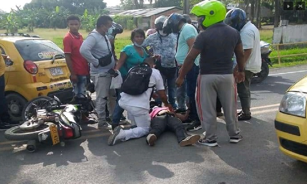 Taxi embistió a un motociclista en la Troncal de El Dorado en Montería